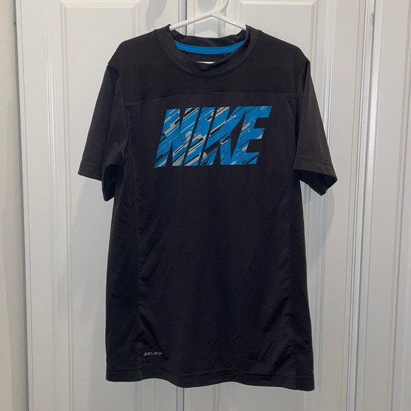 Boy’s Medium Nike Short Sleeve Shirt